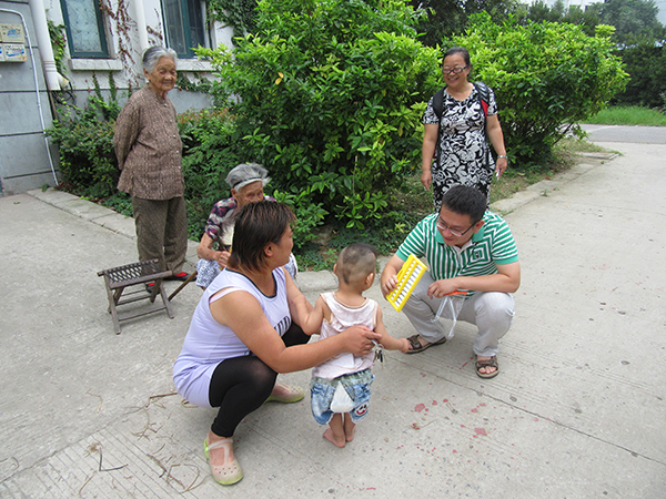 淮南市福利院社工、志愿者回访孤残儿童寄养家庭